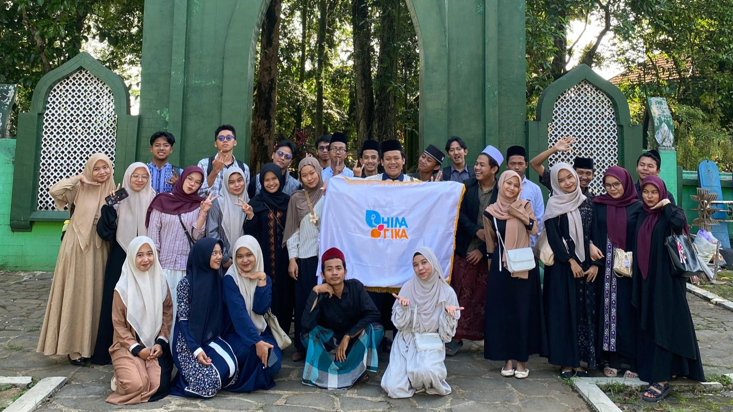 Ziarah makam ke Makam Kayugeritan oleh HIMATIKA ITSNU Pekalongan.
