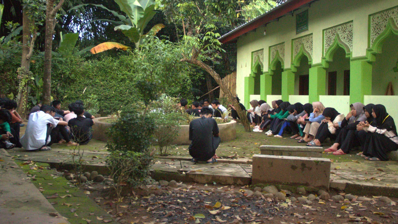 Kegiatan ziarah makam ke Makam Pajomblangan oleh HIMATIKA ITSNU Pekalongan.